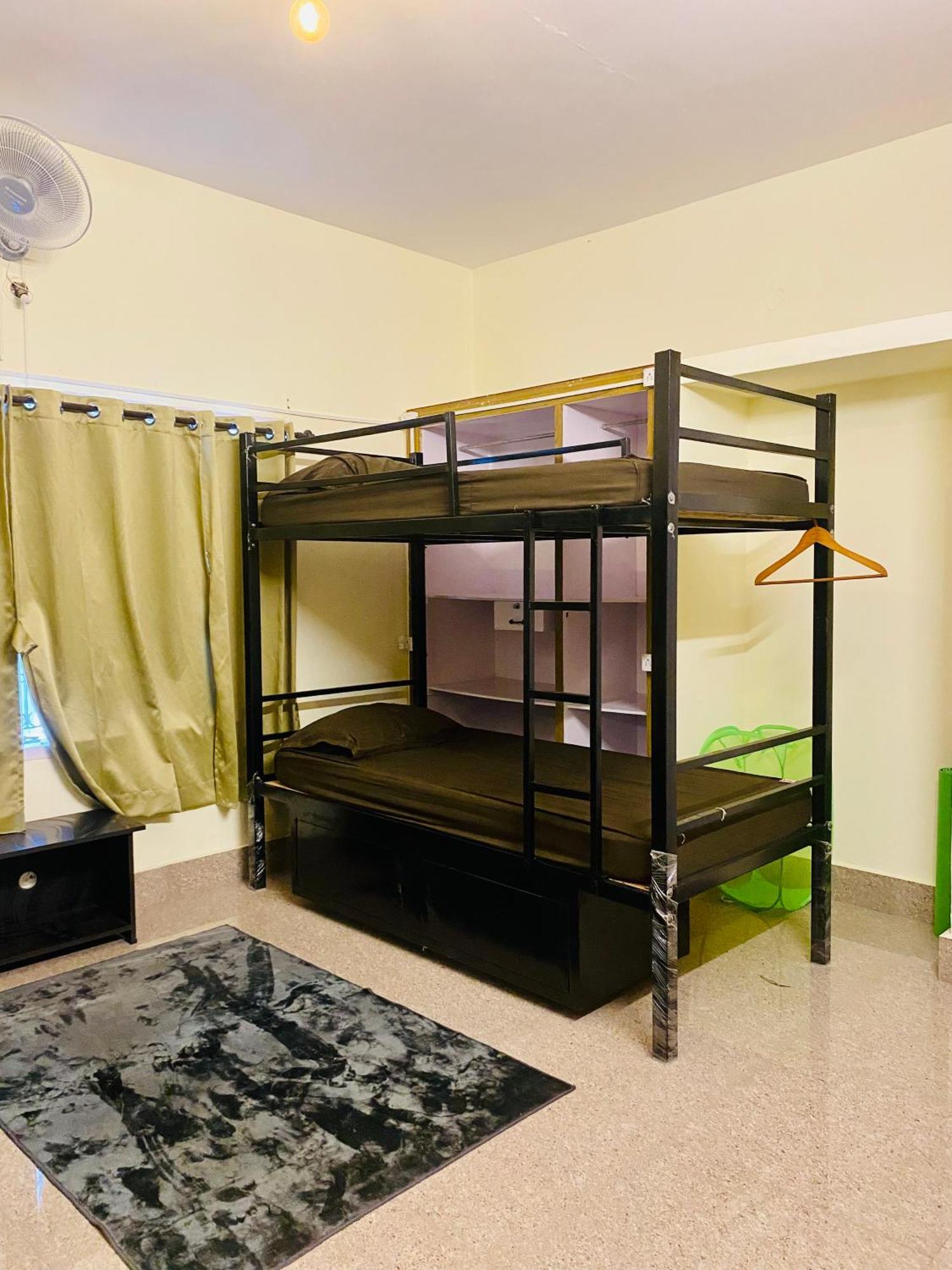 Crossroads Hostel 1980 迈索尔 外观 照片